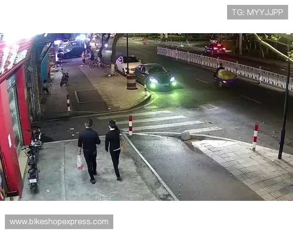 古力买豪车那天，街坊还以为开错了车道呢！